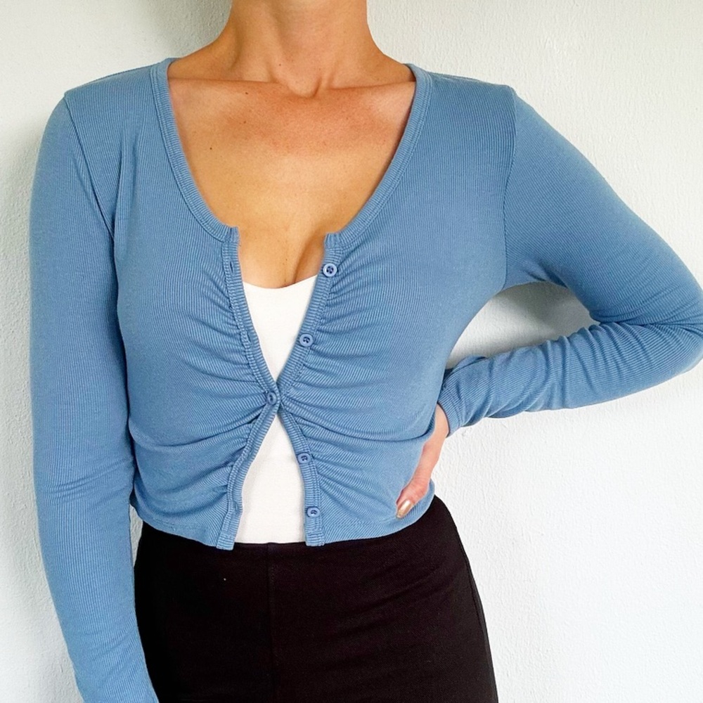 Active USA blue ribbed button front long sleeve crop top size large